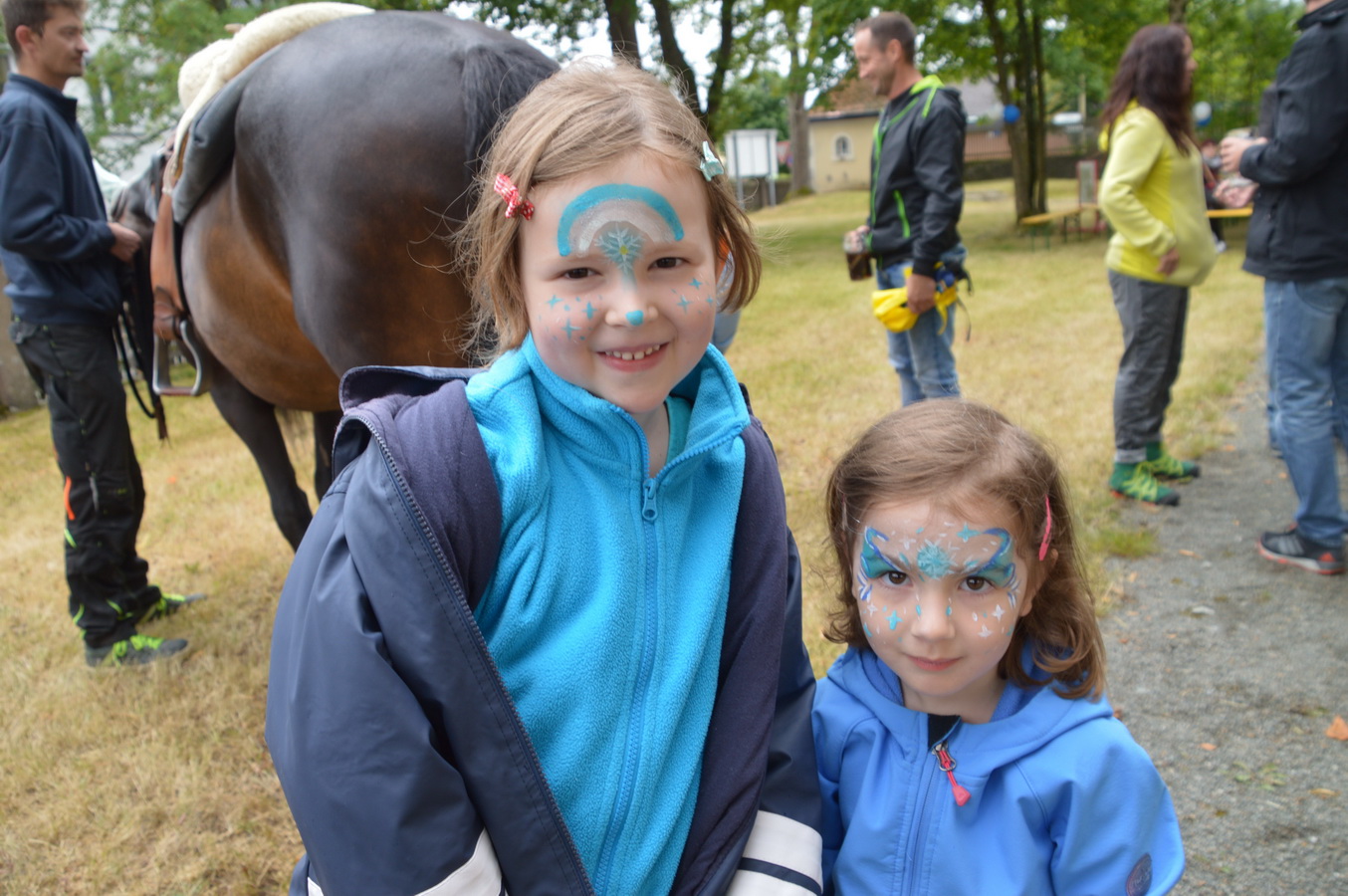 Familienfest mit Farbe und Trommeln